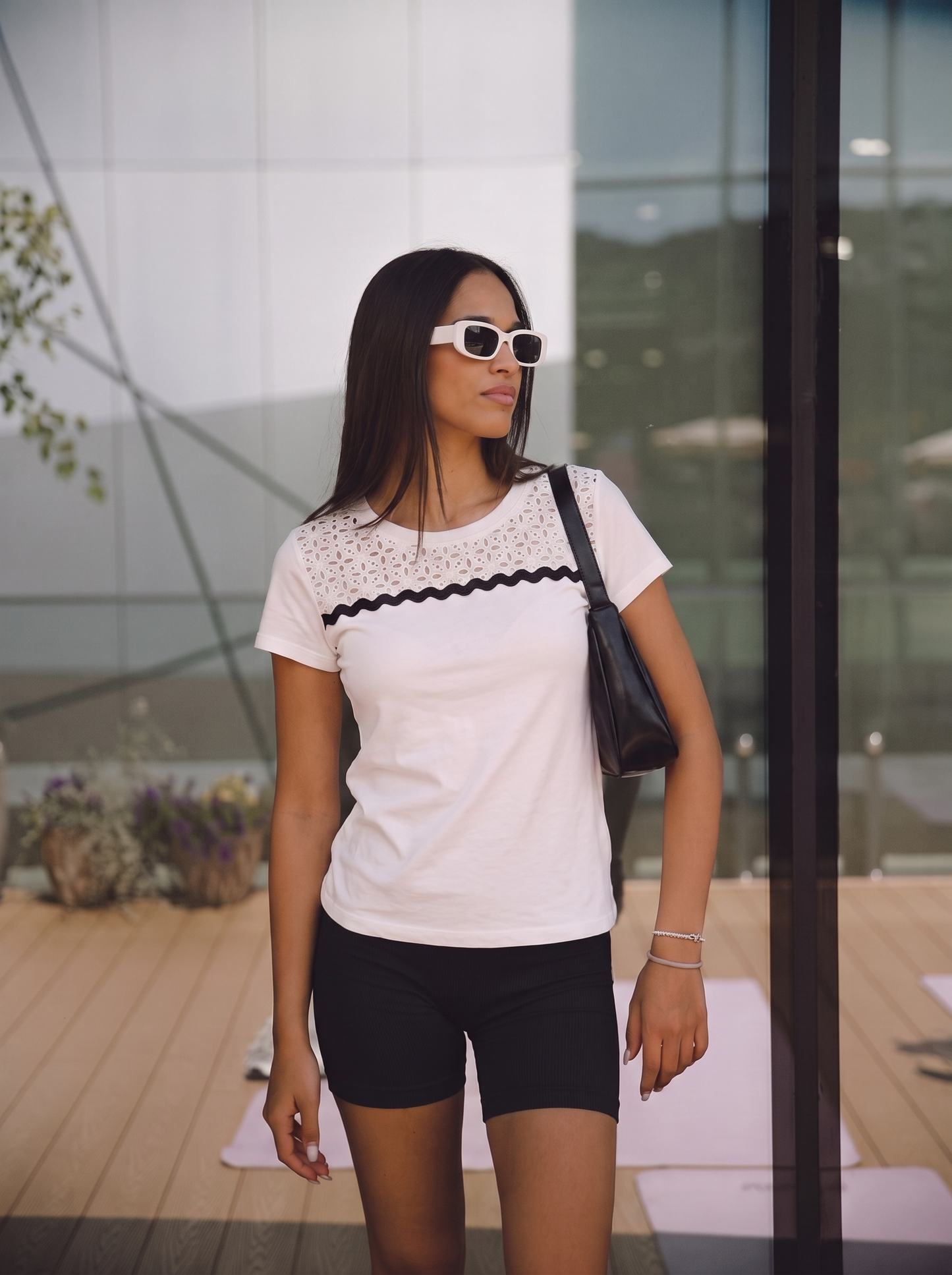 T-Shirt "Romance" con Carré in Pizzo