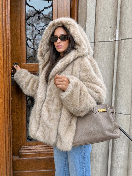Pelliccia Corta Chic con Cappuccio
